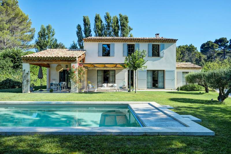 Construction d'une superbe maison individuelle au charme intemporel à Saint-Marc-Jaumegarde, située dans la pittoresque région du Sud de la France